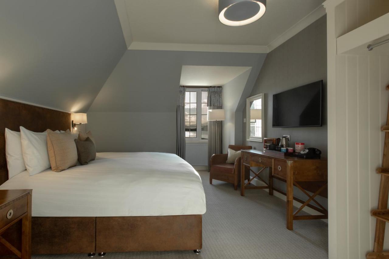 Balmoral Arms Hotel บัลลาเทอร์ ภายนอก รูปภาพ