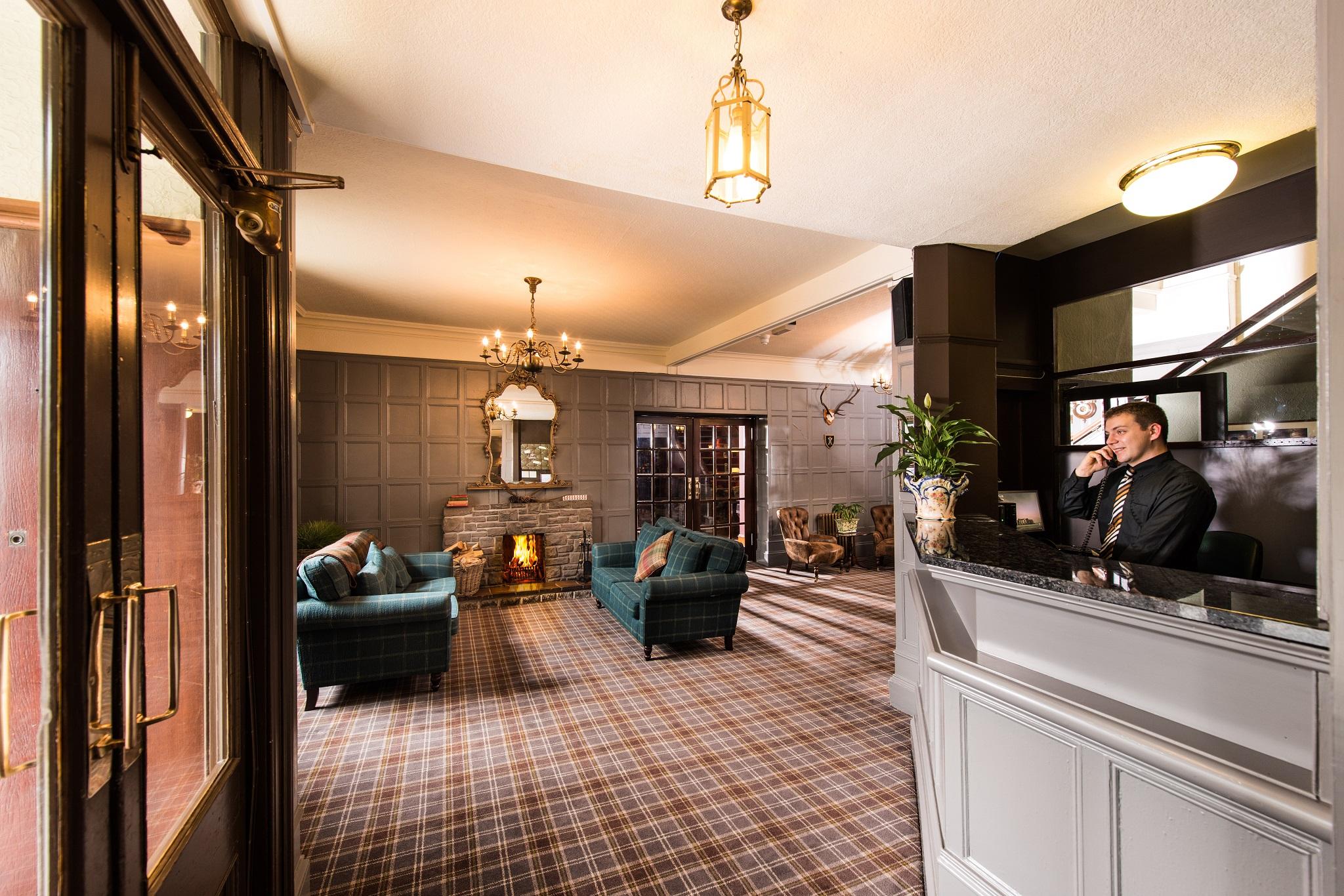 Balmoral Arms Hotel บัลลาเทอร์ ภายนอก รูปภาพ